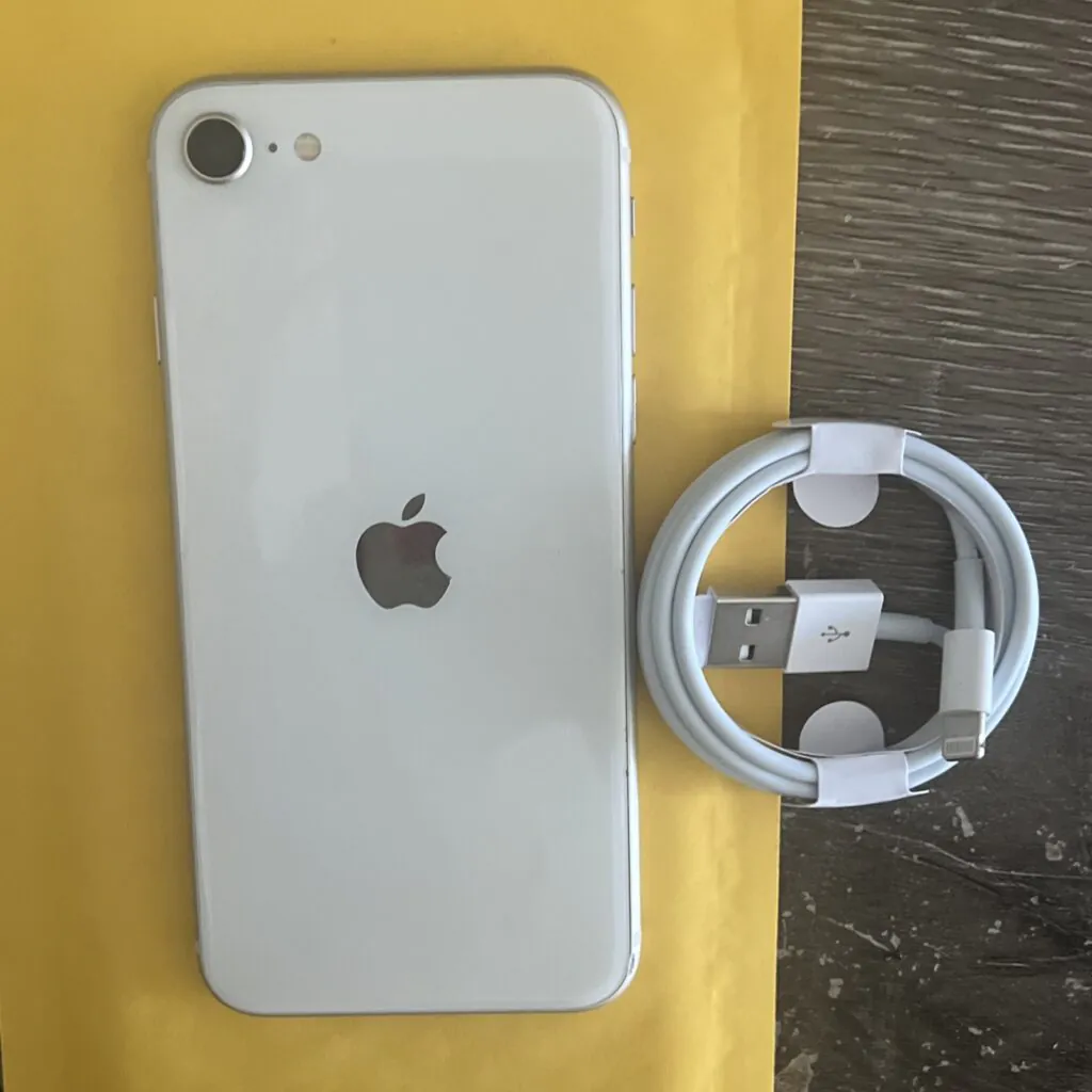 Apple iPhone SE (2020) 2nd Gen. 64 GB White  (Unlocked) Smartphone