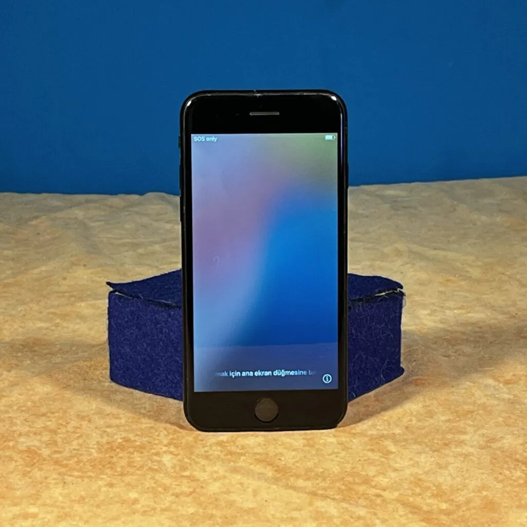 iPhone SE (2020) – 64 GB – Black (Unlocked)- Fair Condition