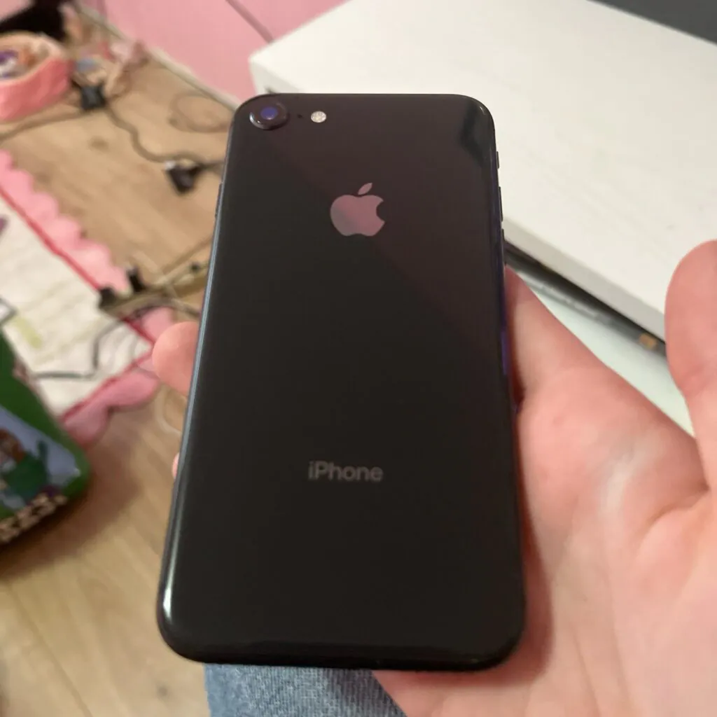 Apple iPhone SE (2nd Generation) 64GB, Black, Unlocked – Doesn’t Power On