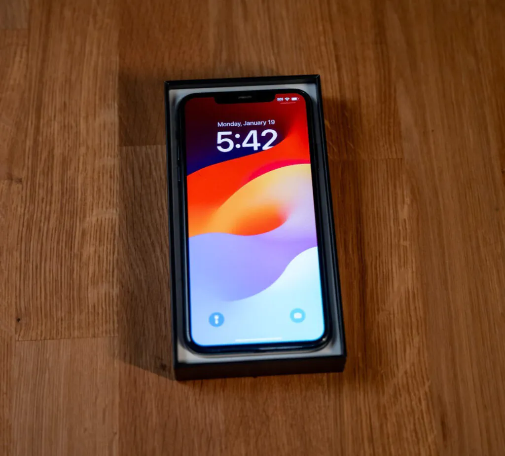 iPhone 11 Pro Max 256GB Green (Unlocked) – Average Condition – Original Box