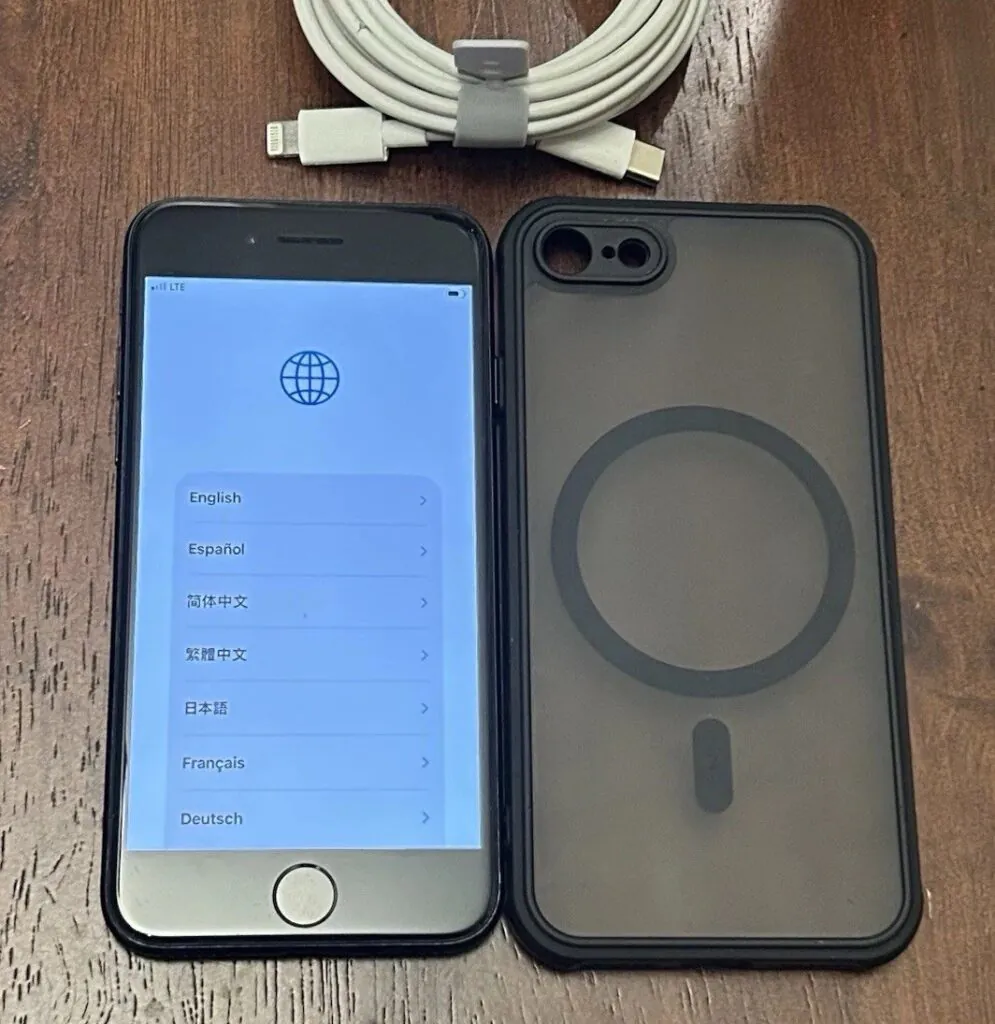 Apple iPhone SE 3rd Gen 2022 5G Fully Unlocked  – Very Good