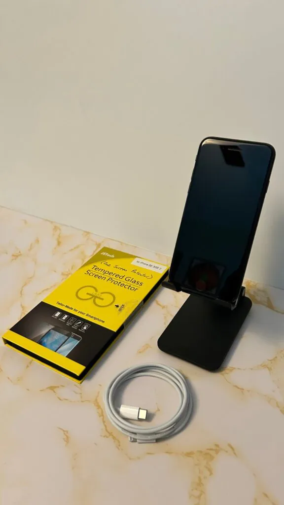 Apple iPhone SE (2020) 64 GB Black (Straight Talk)