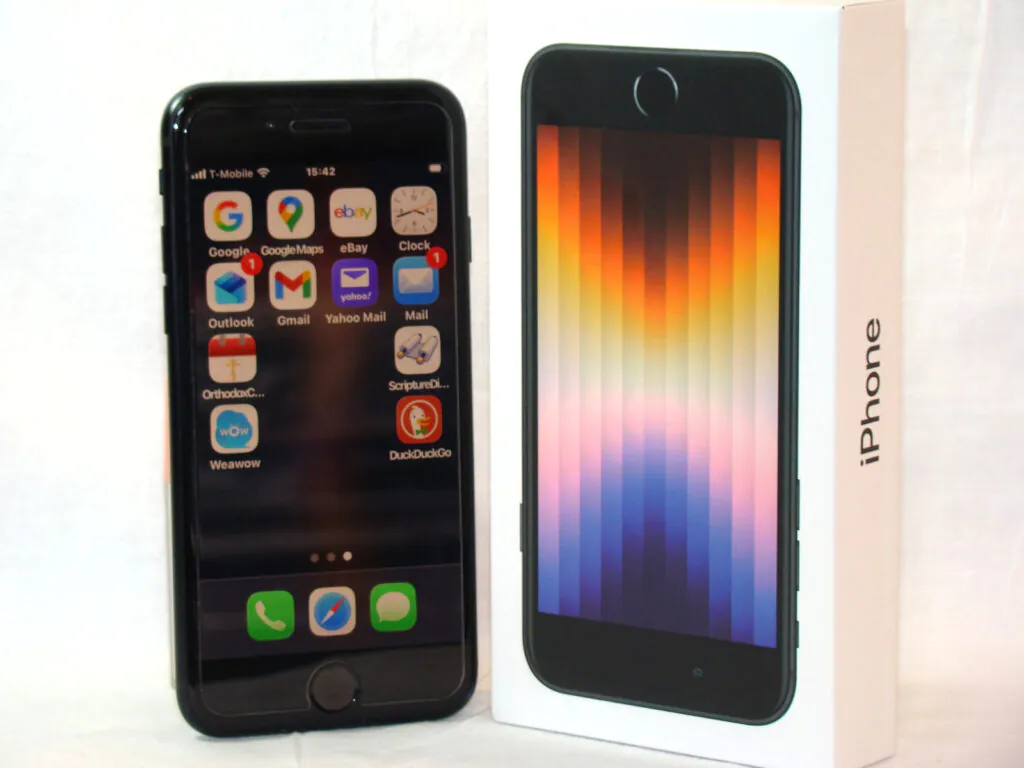 Apple iPhone SE 3rd 5G 2022 128 GB FULLY UNLOCKED “MINT”