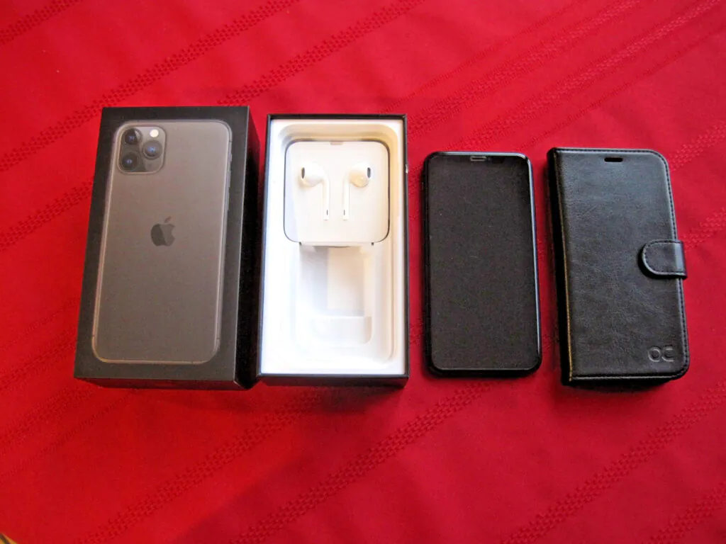 Iphone 11 Pro w/Earpods 64GB Space Gray Model A2160 Unlocked Excellant Condition