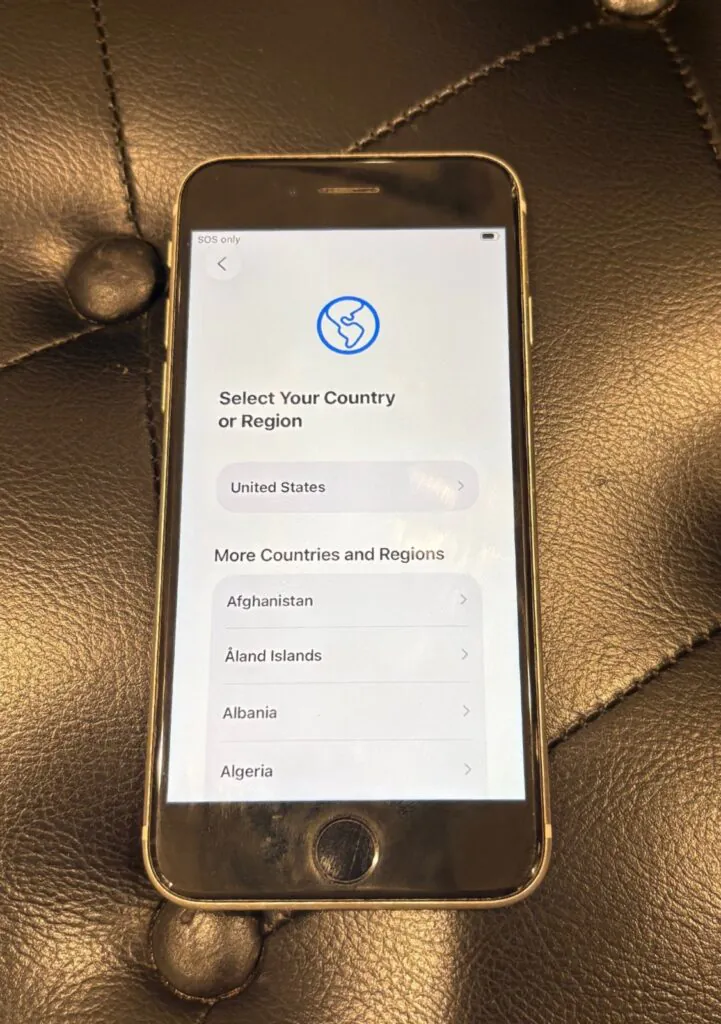 Apple iPhone SE (2022)  3rd Gen, 64 GB , Unlocked, White, with extras!