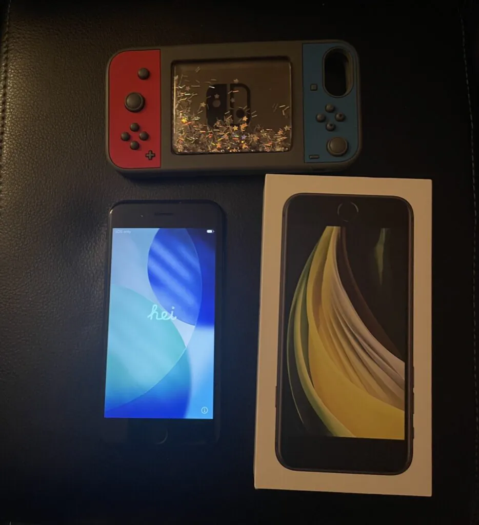 Apple iPhone SE (2020) – 64 GB – Black (Unlocked) Excellent condition