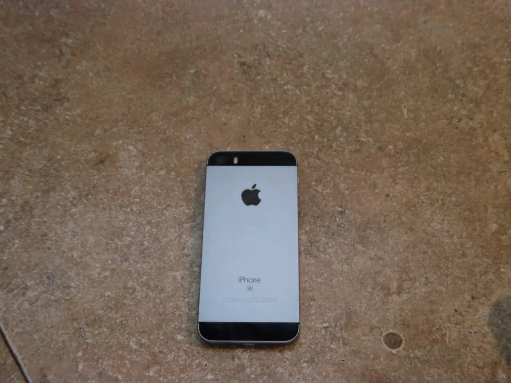 Apple iPhone SE (2020) – 64 GB – Black (Unlocked)