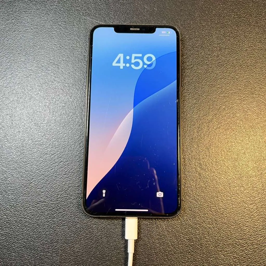 Apple iPhone 11 Pro Max – 64 GB – Space Gray (Unlocked) – Cracked Back – READ