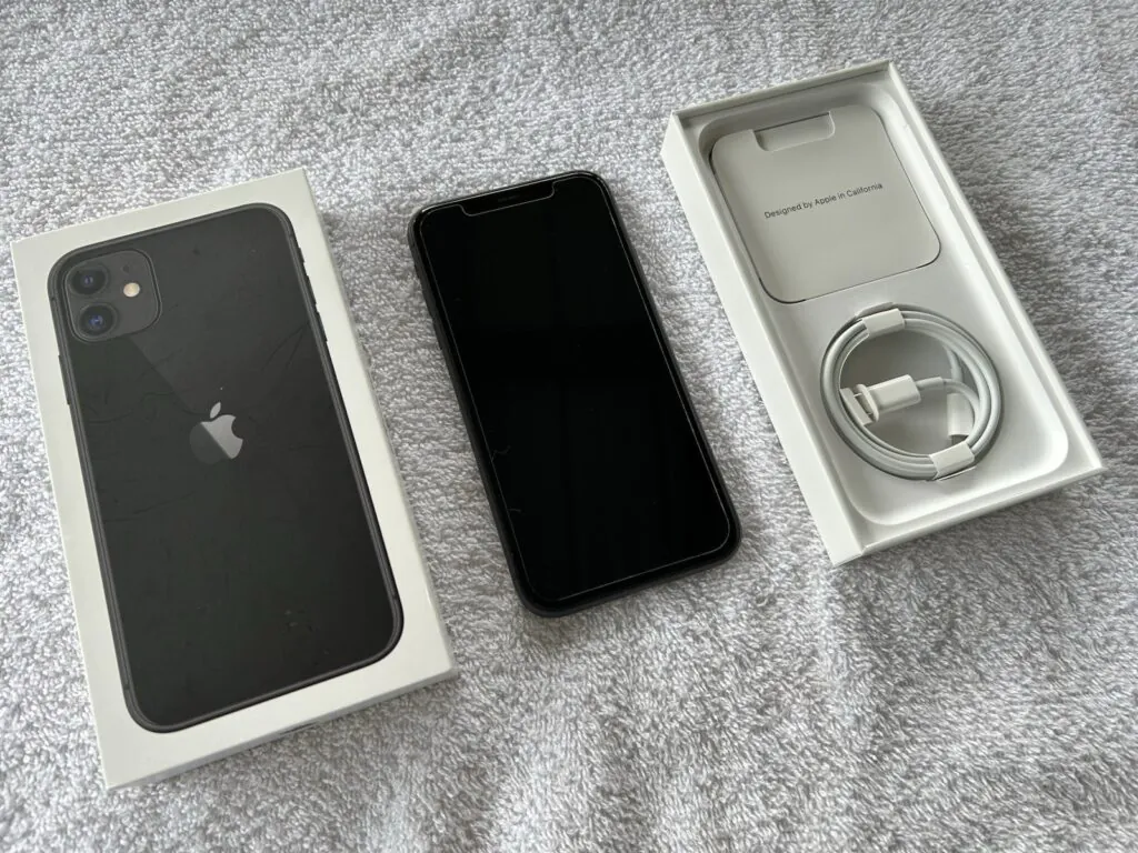 Apple iPhone 11 Black 12MP Lightning Bluetooth Wi-Fi with Box & Accessories
