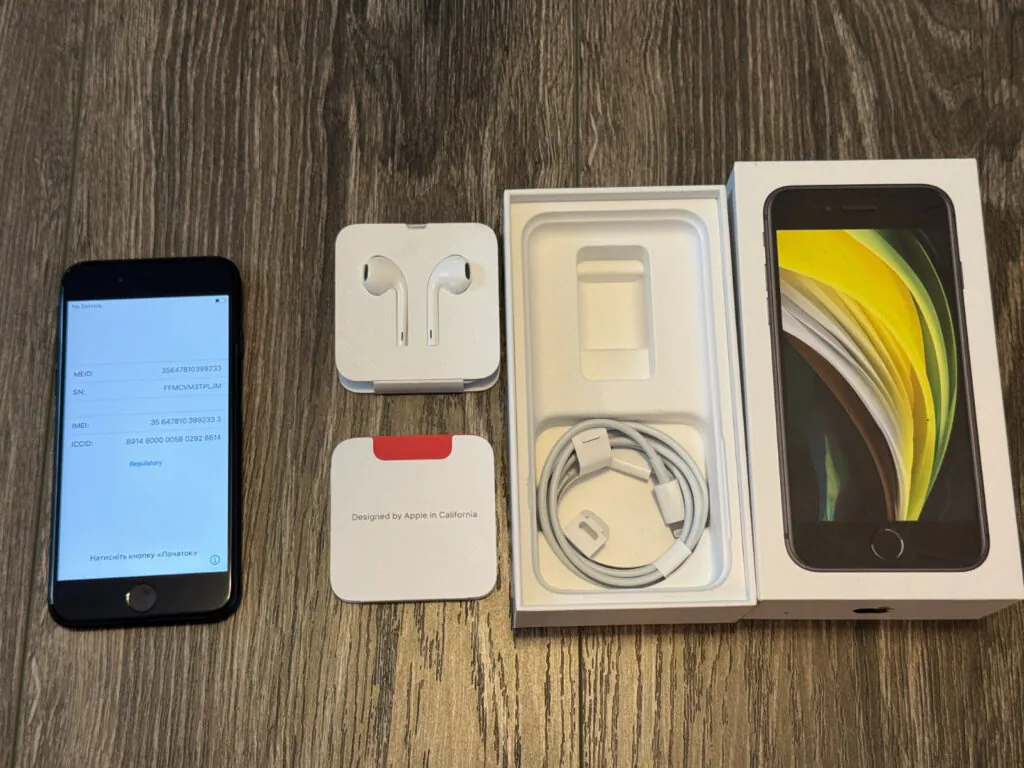 Apple iPhone SE (2020) – 64 GB – Black (Unlocked) w/ Original Box