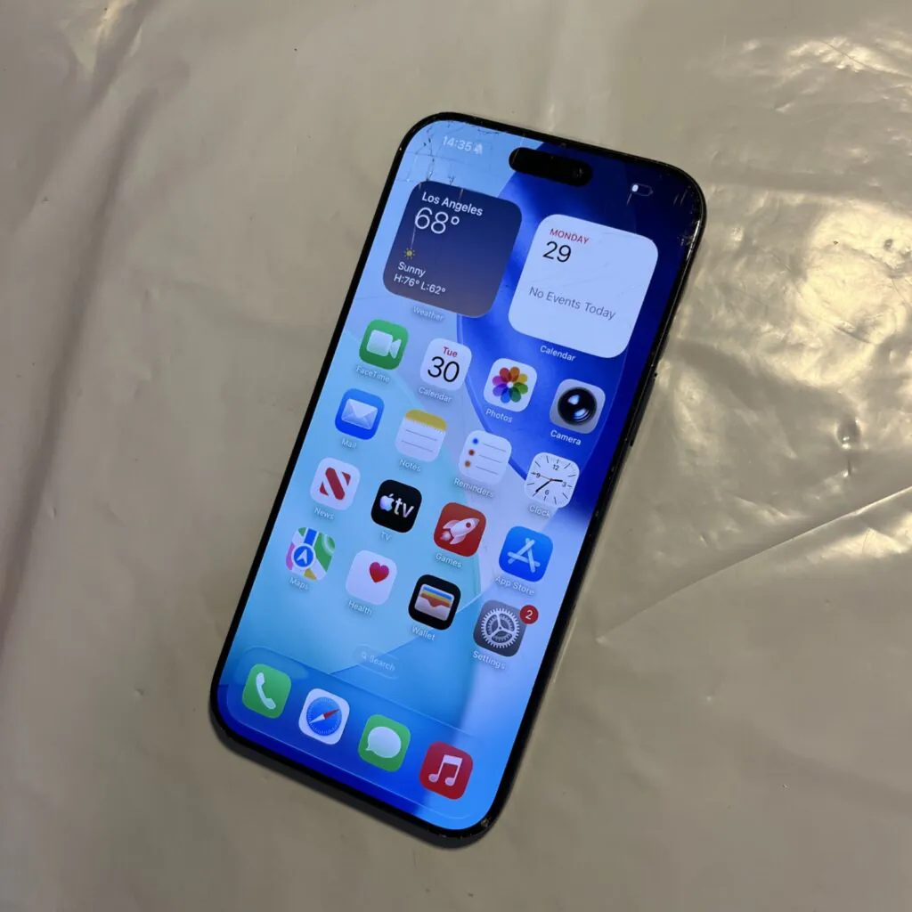 Apple iPhone 17 Pro Max – 256GB (Unlocked) – CRACKED FRONT  – PIXEL SPOT (#t995)