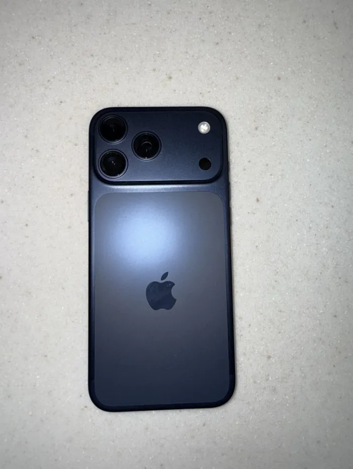 iPhone 17 Pro Max 256 Gigabytes Unlocked 5G – READ THE DESCRIPTION