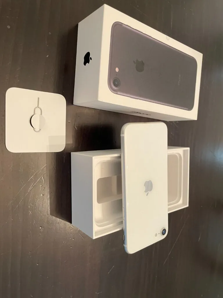 Apple iPhone SE (2022) – 64 GB – White (Unlocked) – Used in Original Box