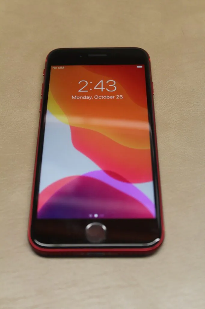 Apple iPhone SE (2020) – 64 GB – (PRODUCT) RED Unlocked READ DESC