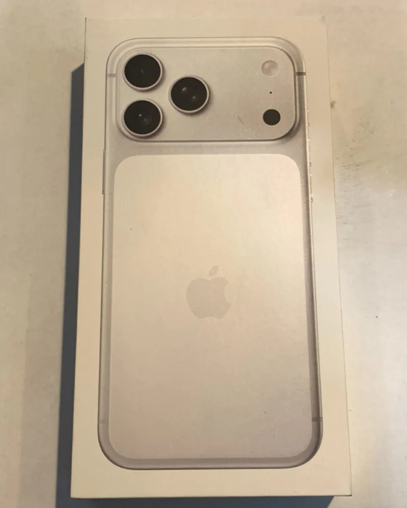 Apple iPhone 17 Pro Max A3257 – 256GB – Silver -!!! Check ESN!!