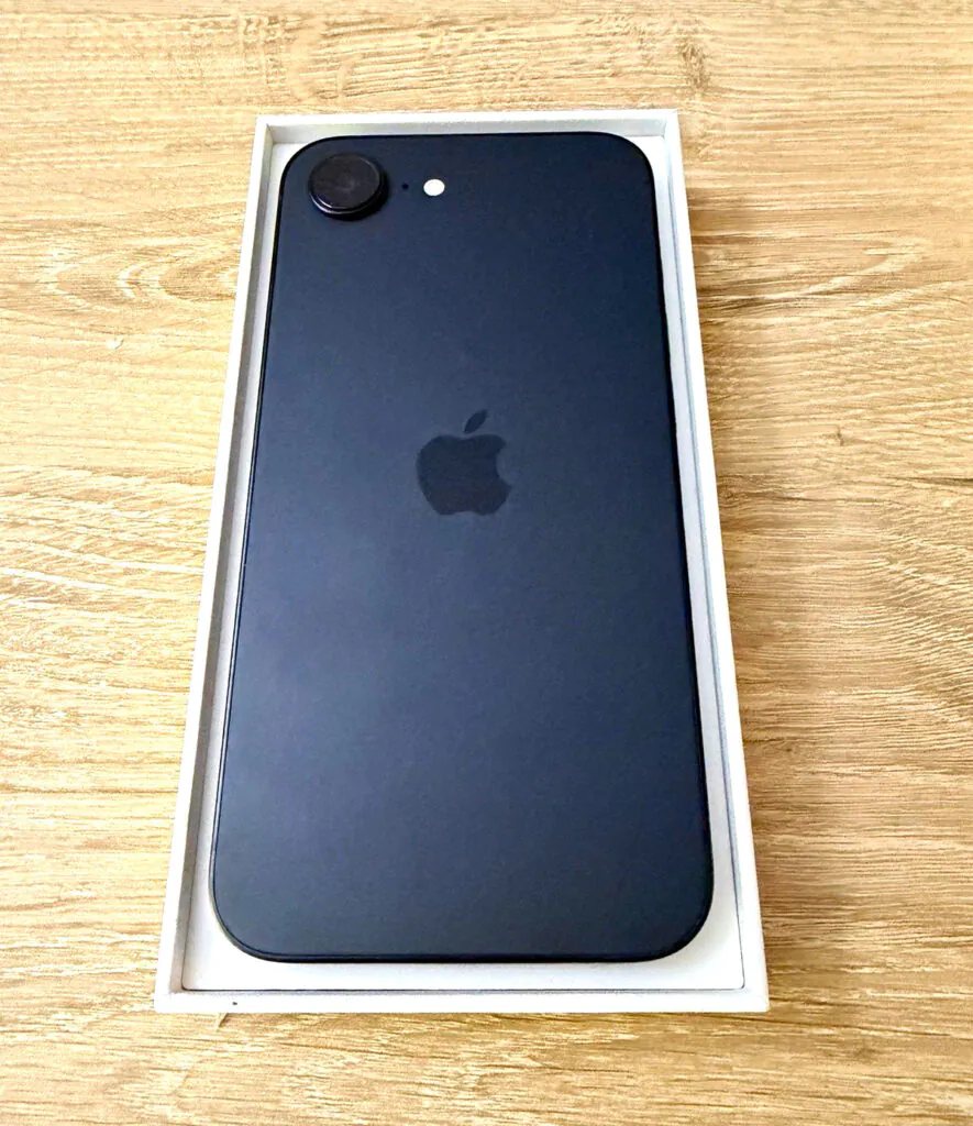 Apple iPhone 16e 128GB Black (LOCKED Cricket/AT&T)