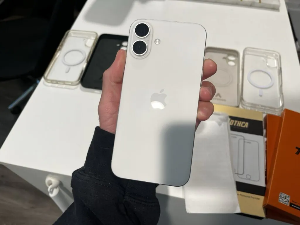 Apple iPhone 16 Plus 128GB White Unlocked – Used