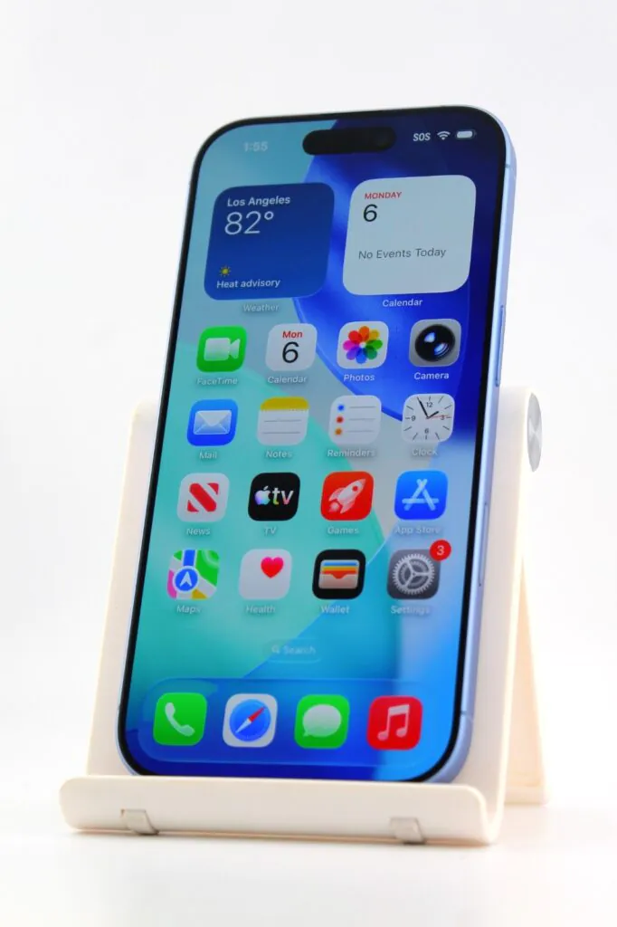 Good Condition – Apple iPhone 17 256GB Blue (AT&T ONLY) – Free Shipping