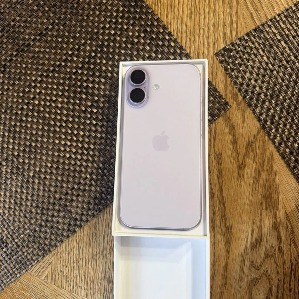 New iPhone 17 Lavender Unlocked 256 GB Smartphone Sealed Box Fast Ship Fast Ship