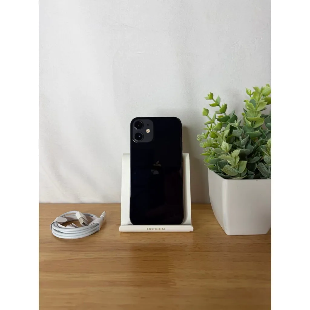Apple iPhone 12 Mini 64GB in Black – Fully Unlocked – Flawed