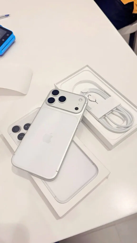 Apple iPhone 17 Pro 256GB White Unlocked/AT&T iOS 6.3in Open Box w/ Box